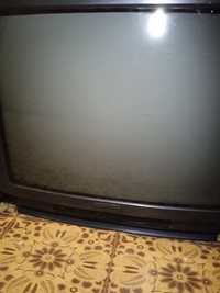 Два телевизора ,обое трещат при включении.