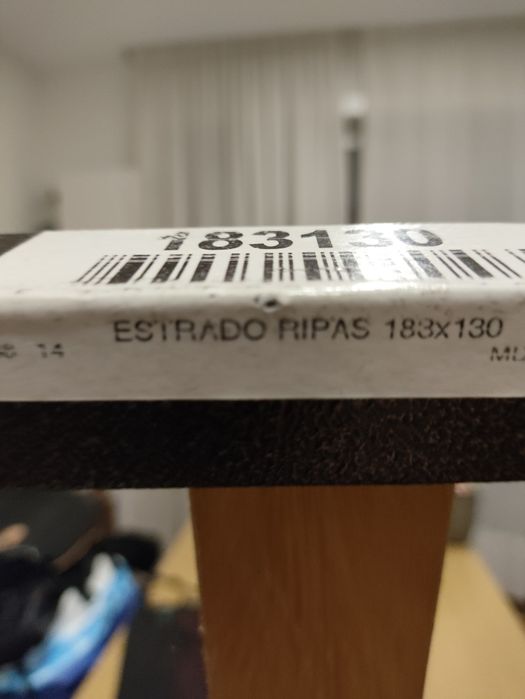 Estrado com pés para cama