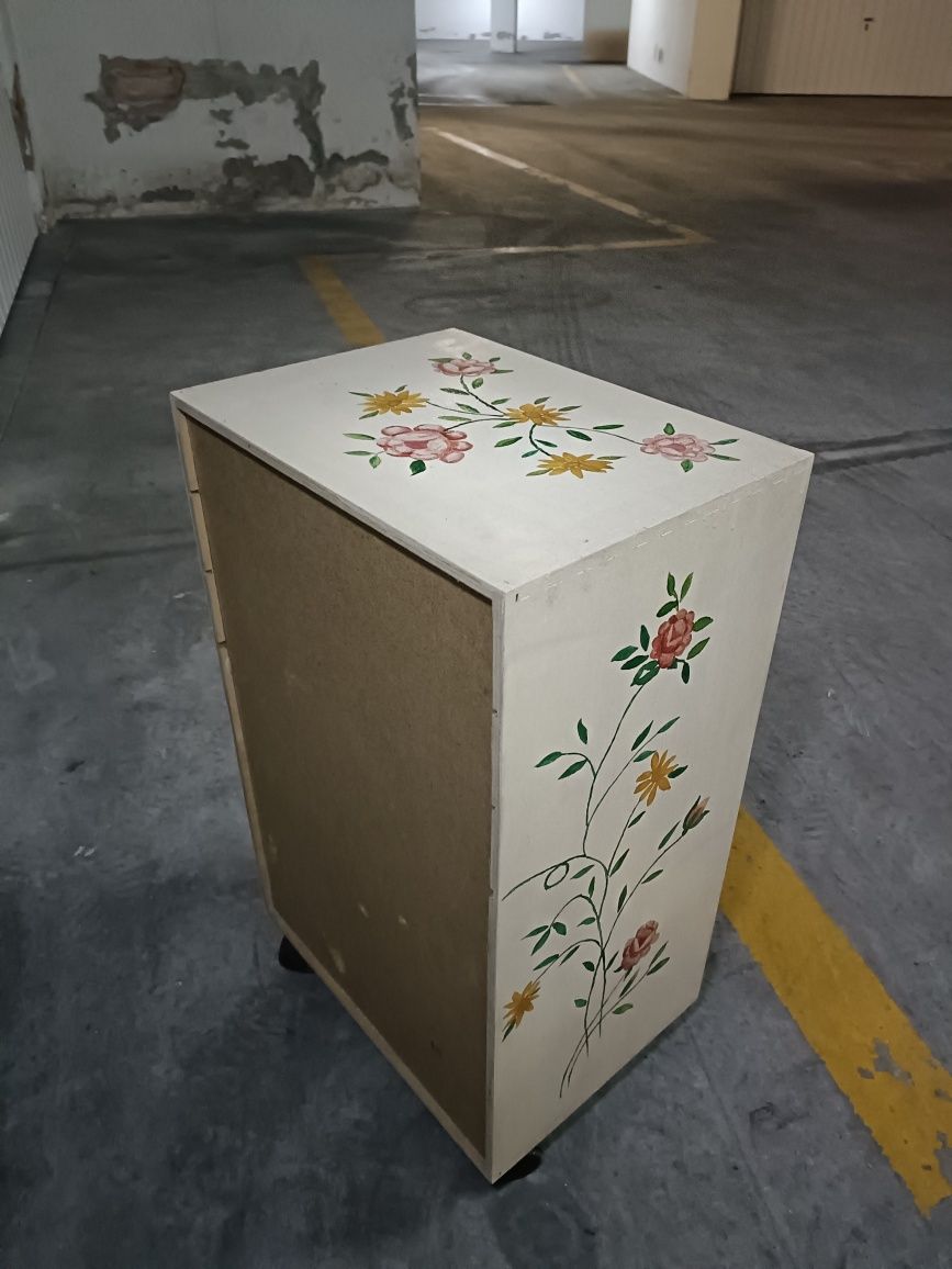 Móvel de apoio pintado à mão