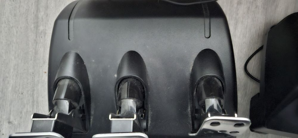 Kierownica logitech g29 + shifter,używana kilka razy,posiada gwarancje