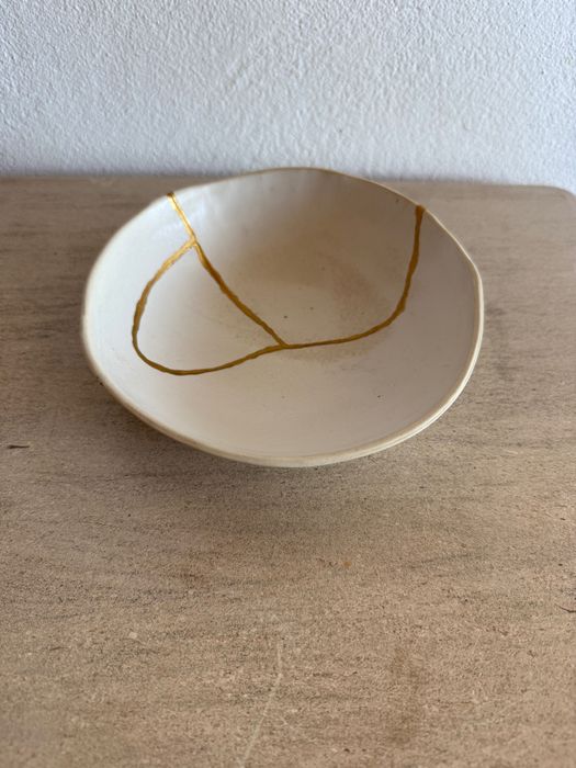 tigela kintsugi em branco/ouro