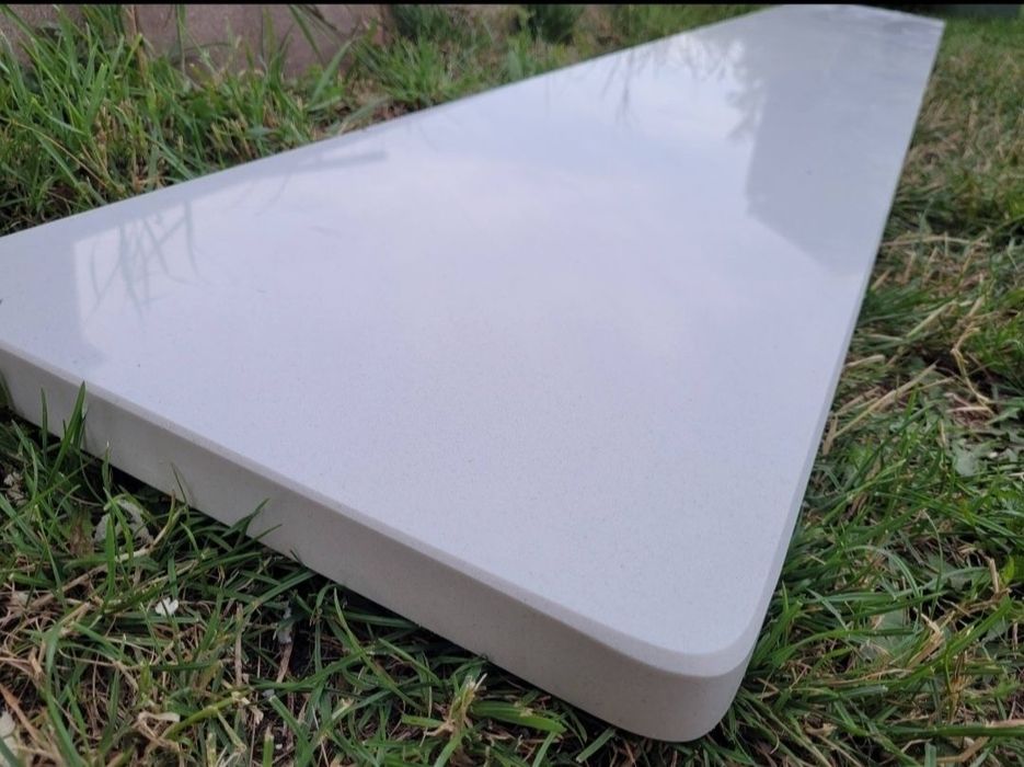 Parapet z konglomeratu 212,5 x 31 cm White Pearl. Grubość 3 cm.