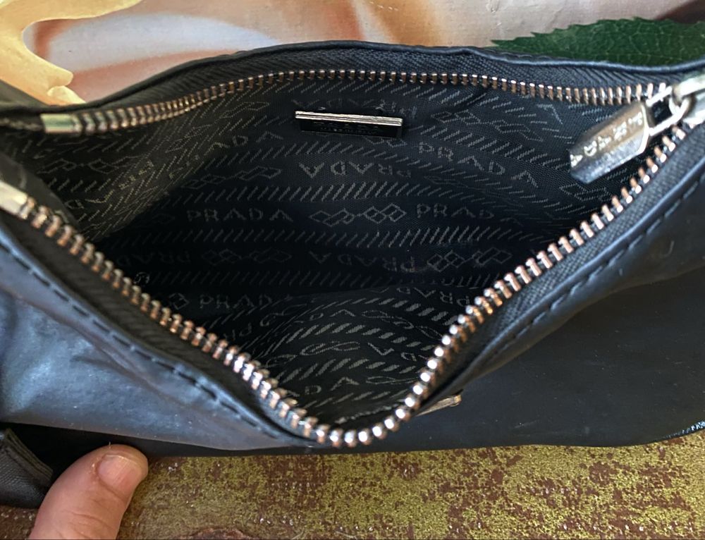 Оригінальна сумка Prada Re-Edition 2005