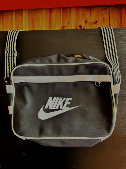 Klasyczna czarna torba Nike