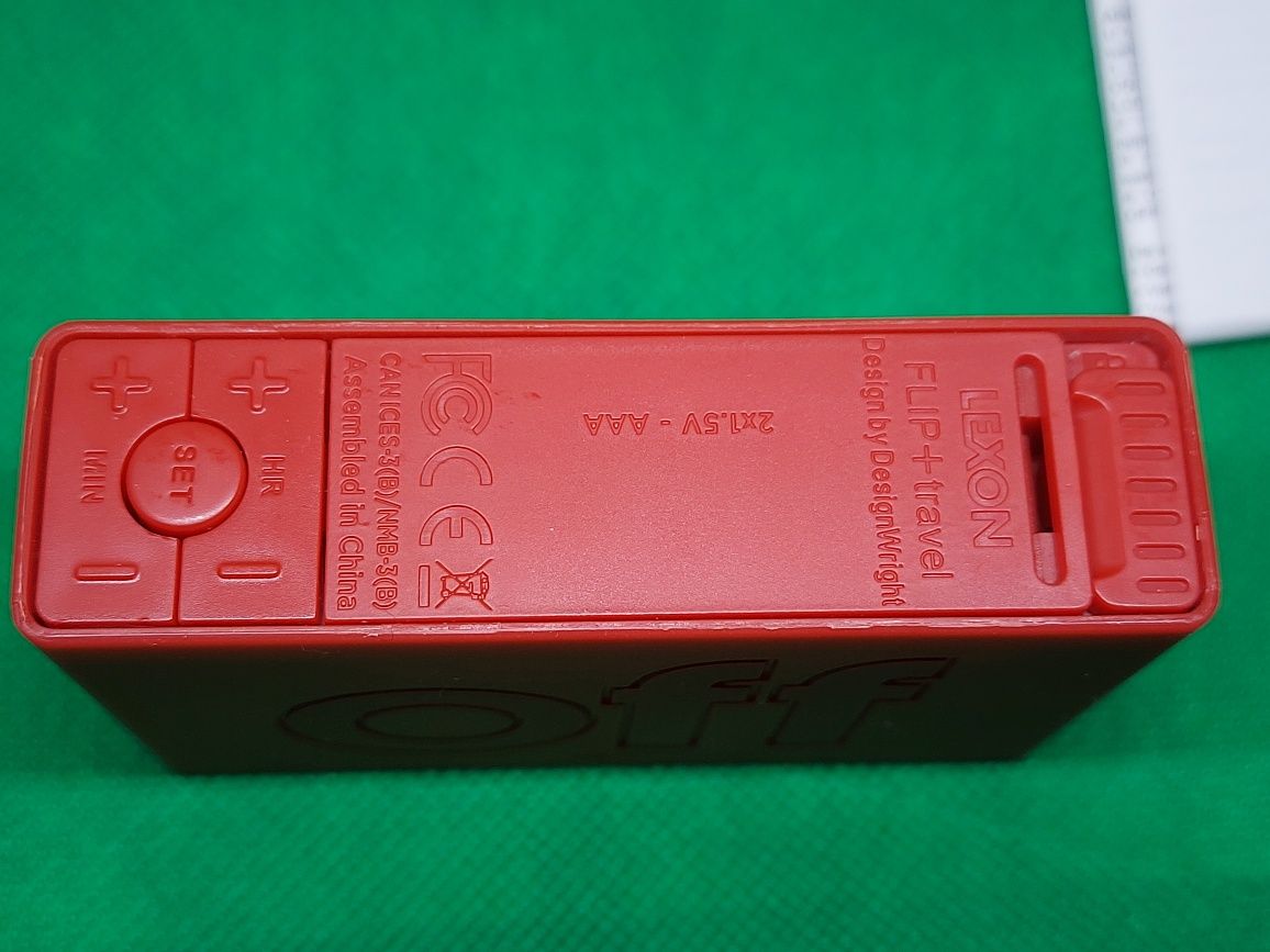 Budzik LEXON LCD FLIP Plus czerwony

Stan fabryczny, powystawowy, nieu
