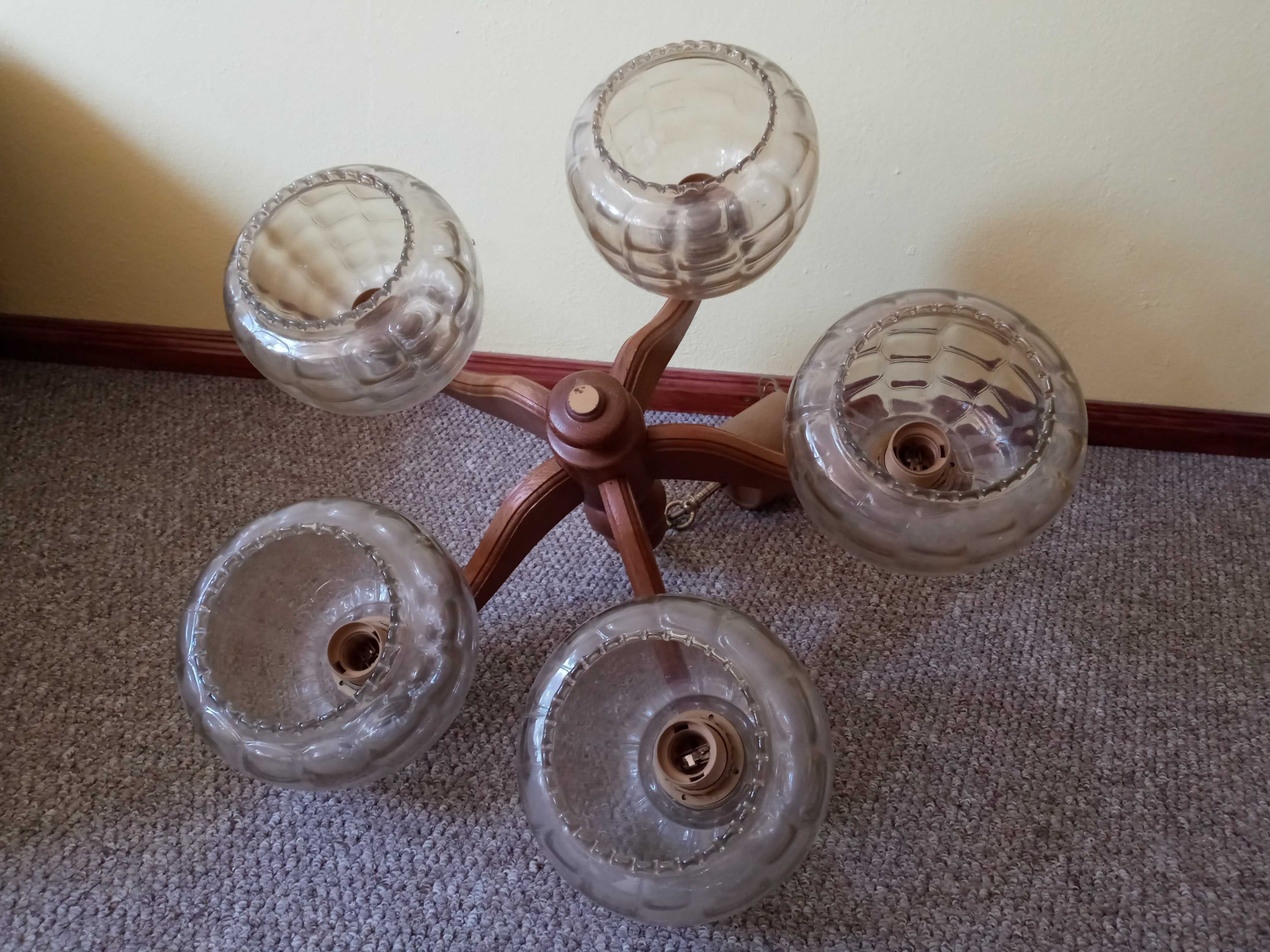 lampa prl retro wisząca drewniana salon pokój pięć żarówek klosz