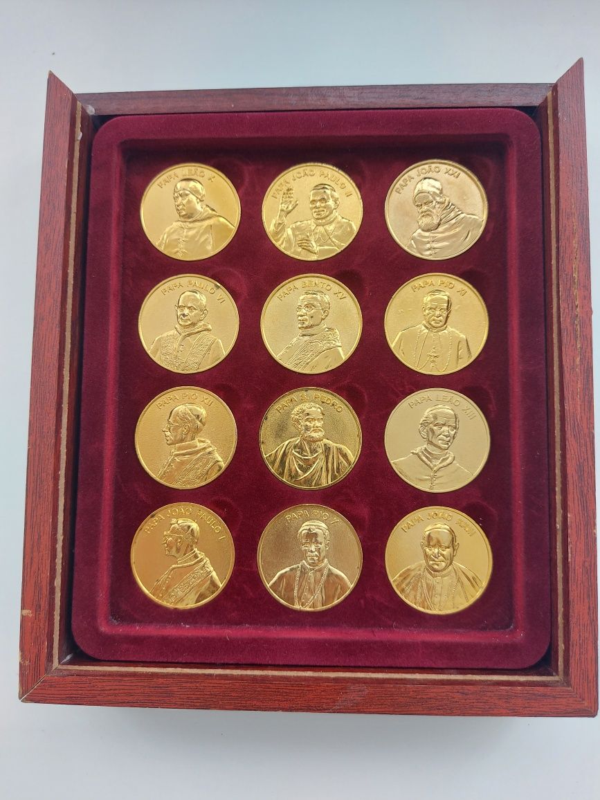 Coleção de 12 moedas / medalhas dos papas em metal dourado