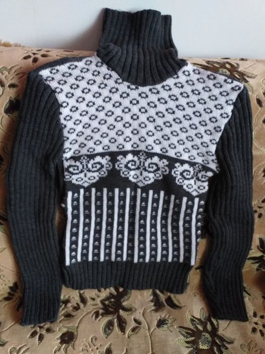 Свитер женский серо- белый цвет