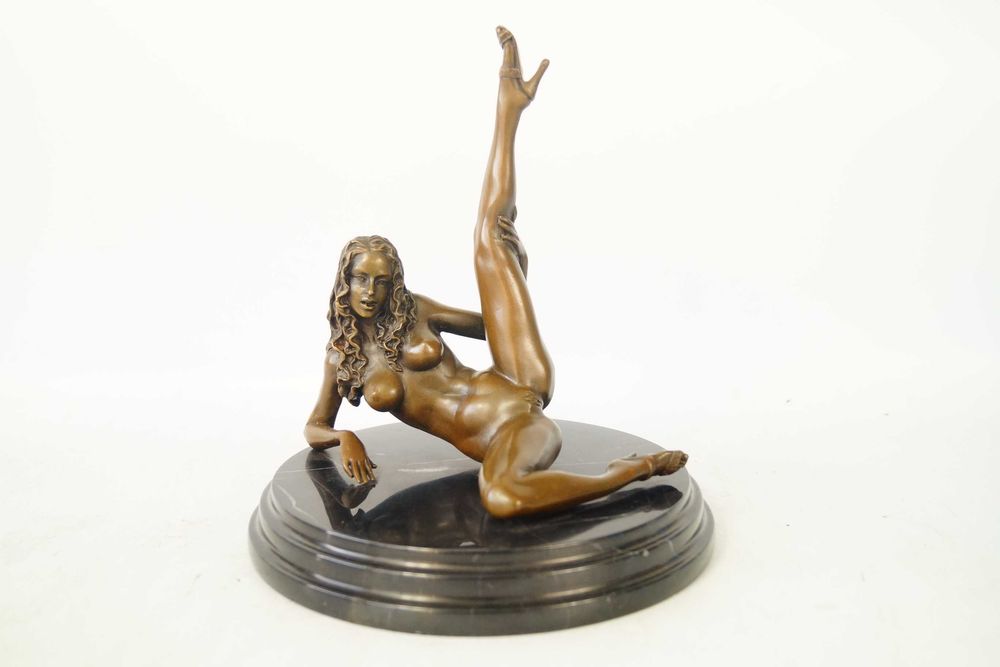 Figura z brązu rzeźba AKT Kobiety czekająca kobieta