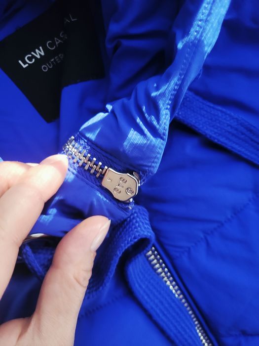 Куртка в насиченому синьому кольорі.