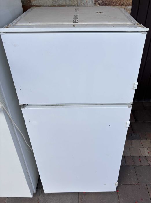 Lodówka zabudowana w szafce