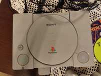 PlayStation 1 z padem i grami