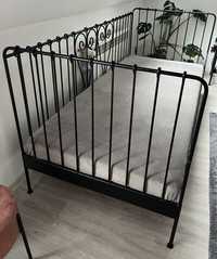 Jednoosobowe metalowe łóżko