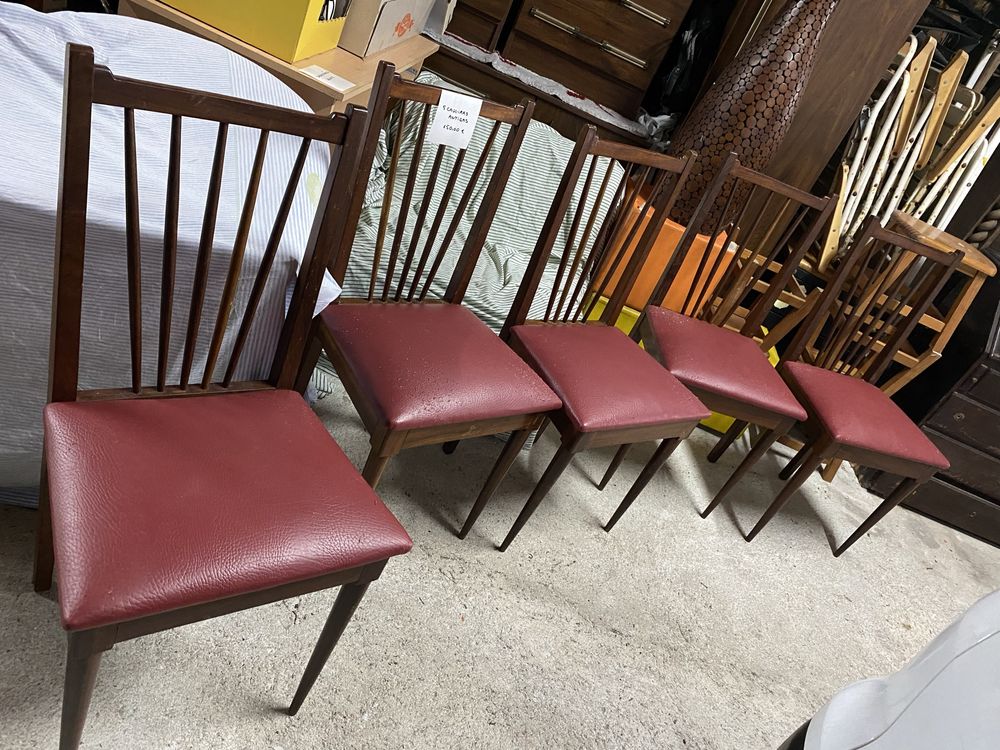 Conjunto de 5 Cadeiras Antigas de Madeira com Assento em Pele