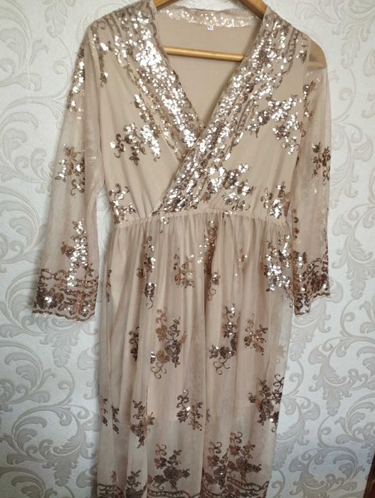 Ошатне плаття в паєтках з вирізом на запах. святкове розмір М(42-44)