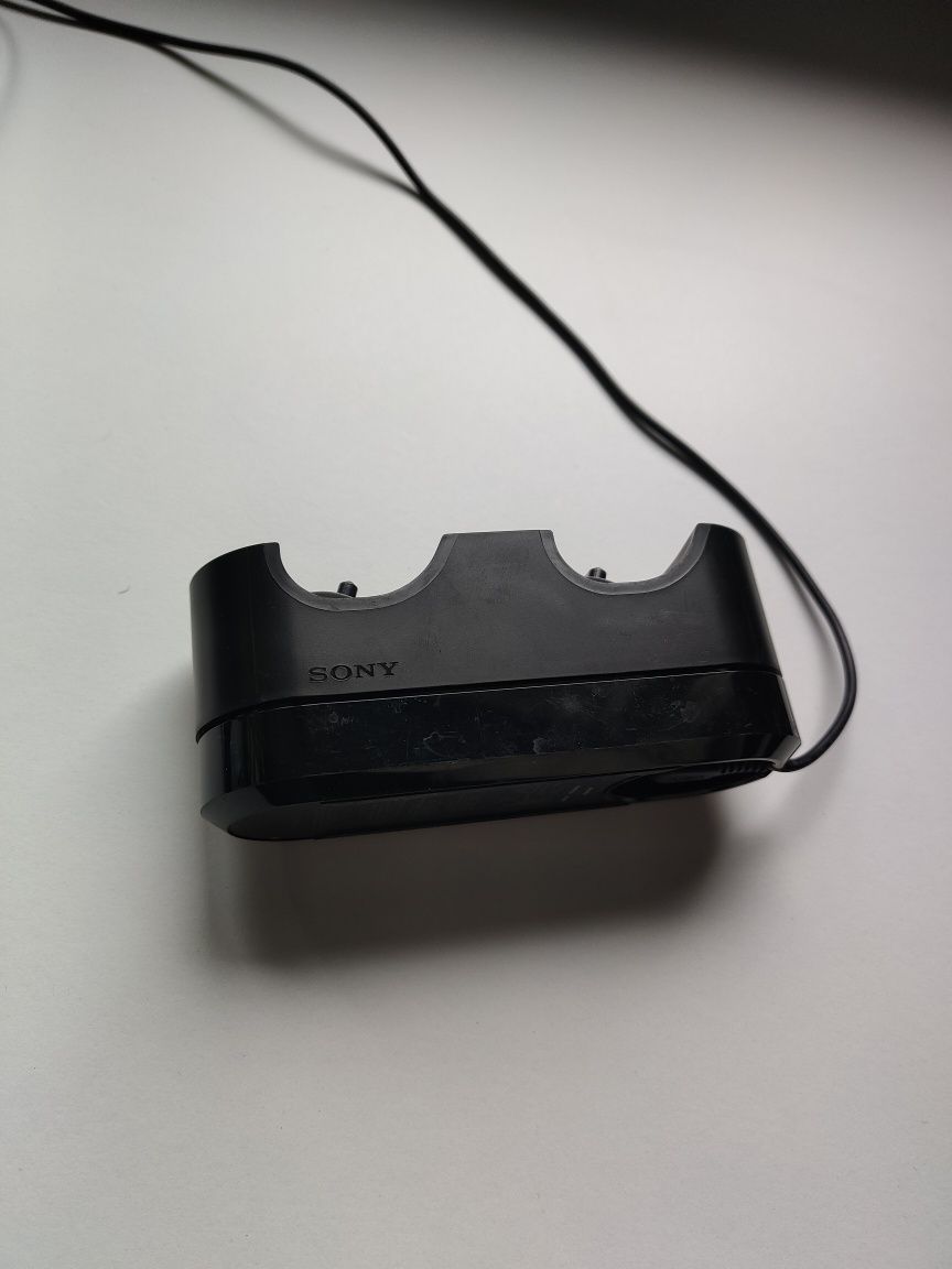 Ps4 slim 1tb z kontrolerem i stacją ładującą na dwa kontrolery