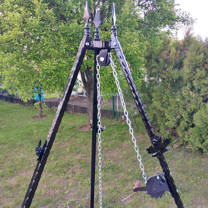 Grill  ogrodowy, grill z paleniskiem, trójnóg.