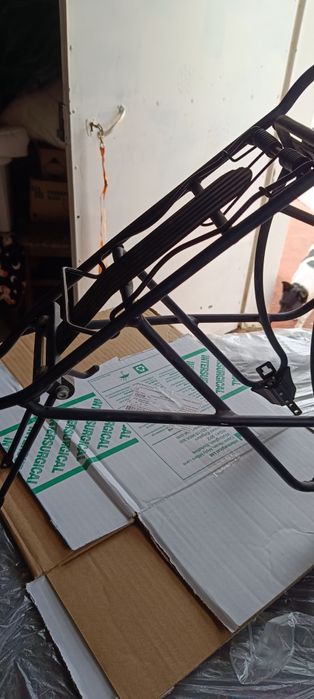 Porta bagagens para bicicleta com iluminação traseira