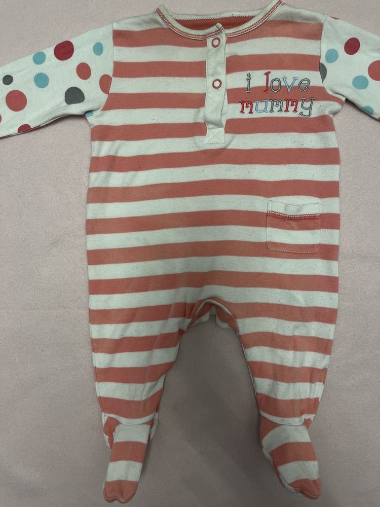 Pajacyk śpiochy z napisem I Love Mummy firmy Mothercare rozmiar 62