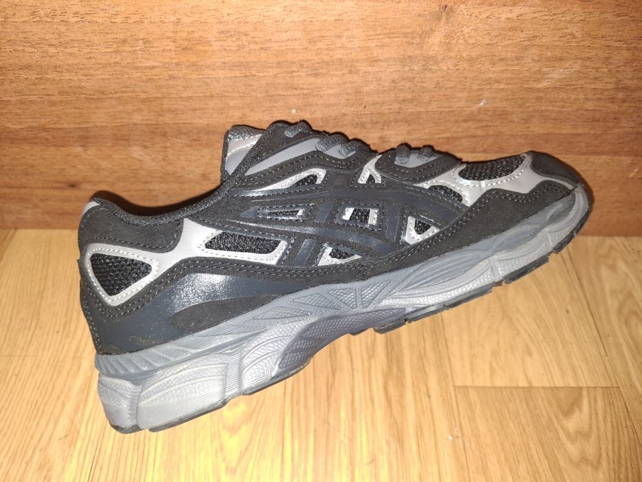 Нові чоловічі кросівки asics