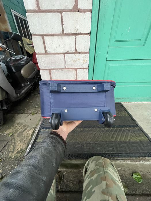 Продам дитячу валізу на колесах для подорожей