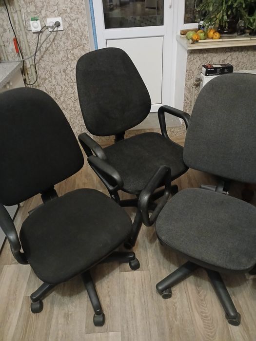 Крісла офісні три штуки
