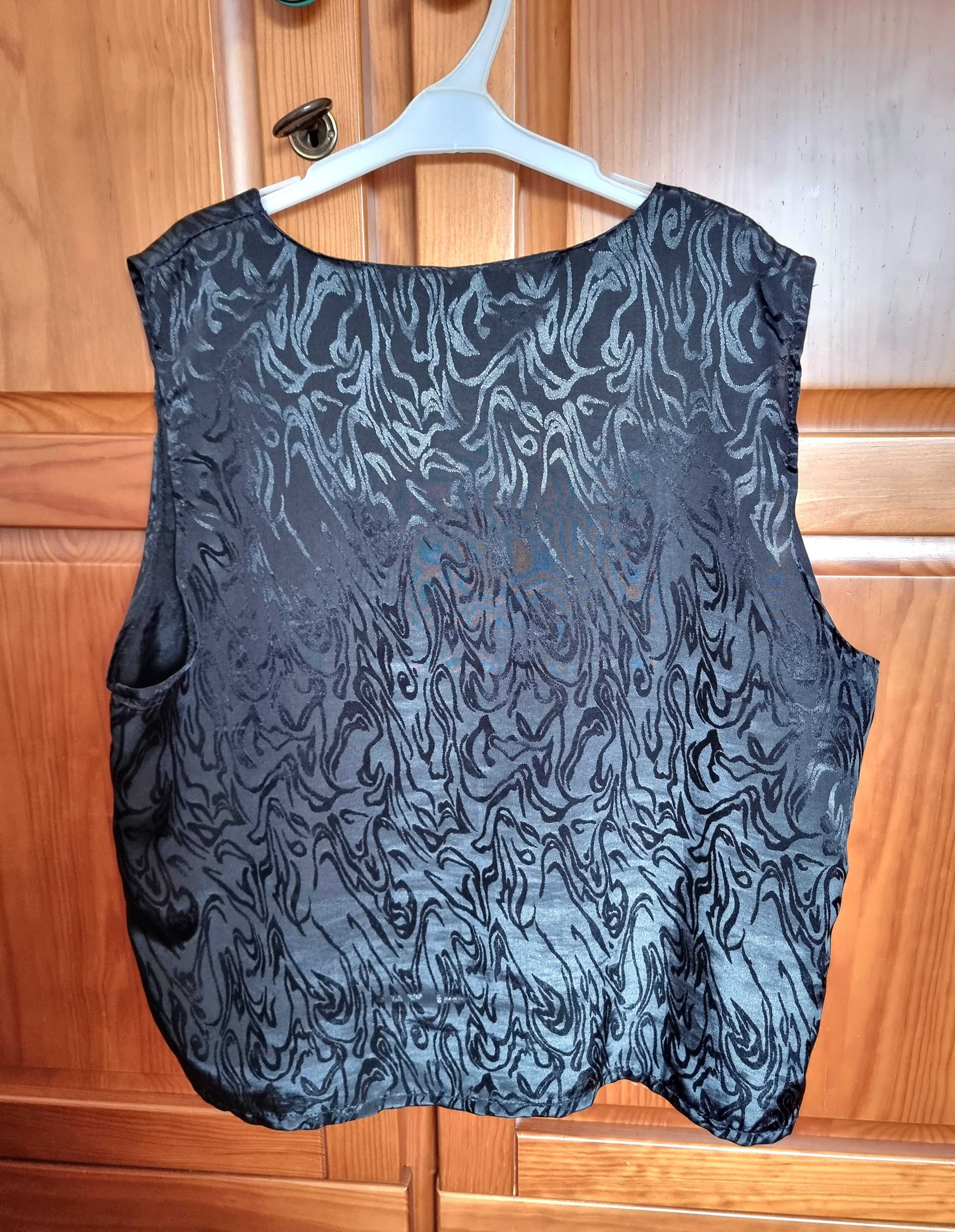 Blusa preta com padrão, tamanho L