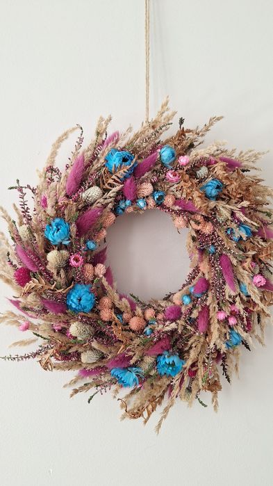 Wianek z traw i suszonych kwiatów