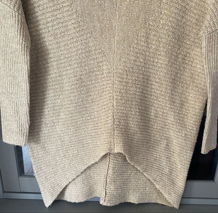 Beżowy sweter z golfem asymetryczny dluzszy tyl rozmiar 38/40