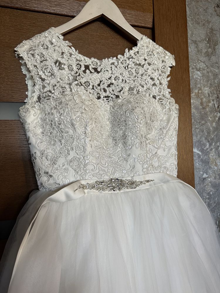 Продам весільну сукню+фата (без хім чистки)