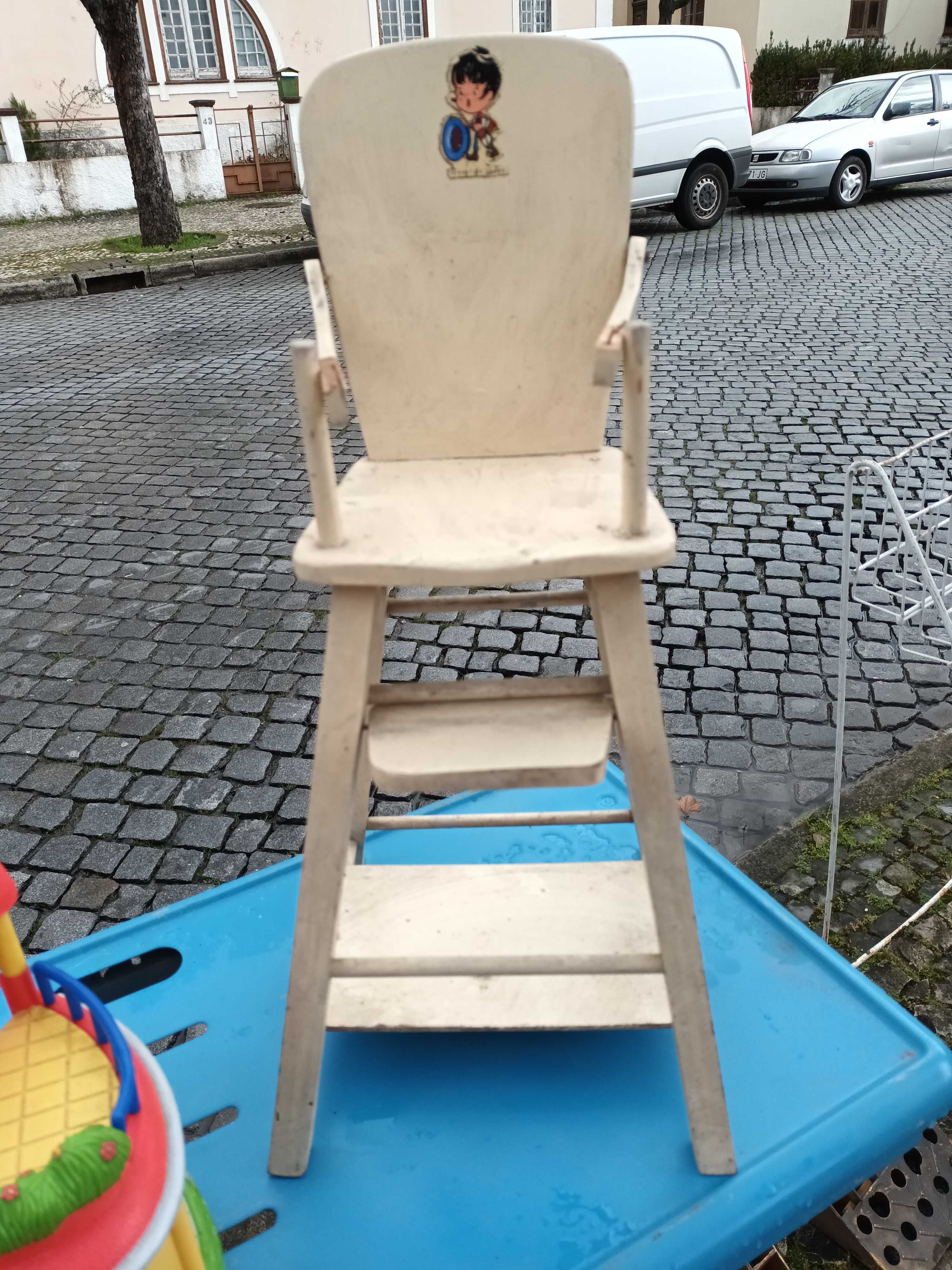 Cadeirinha em madeira para bonecas (para restauro)