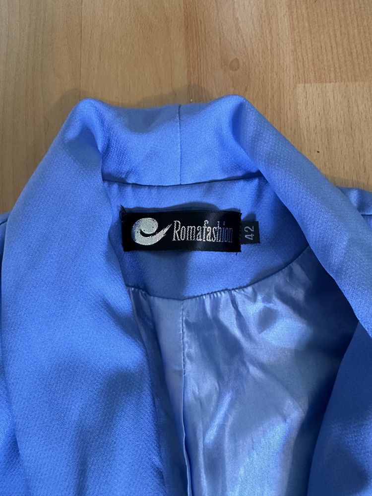 Жіночий піджак яскраво-блакитного кольору, позмір S-XS