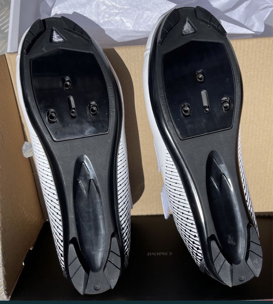 Sapatos 43 estrada