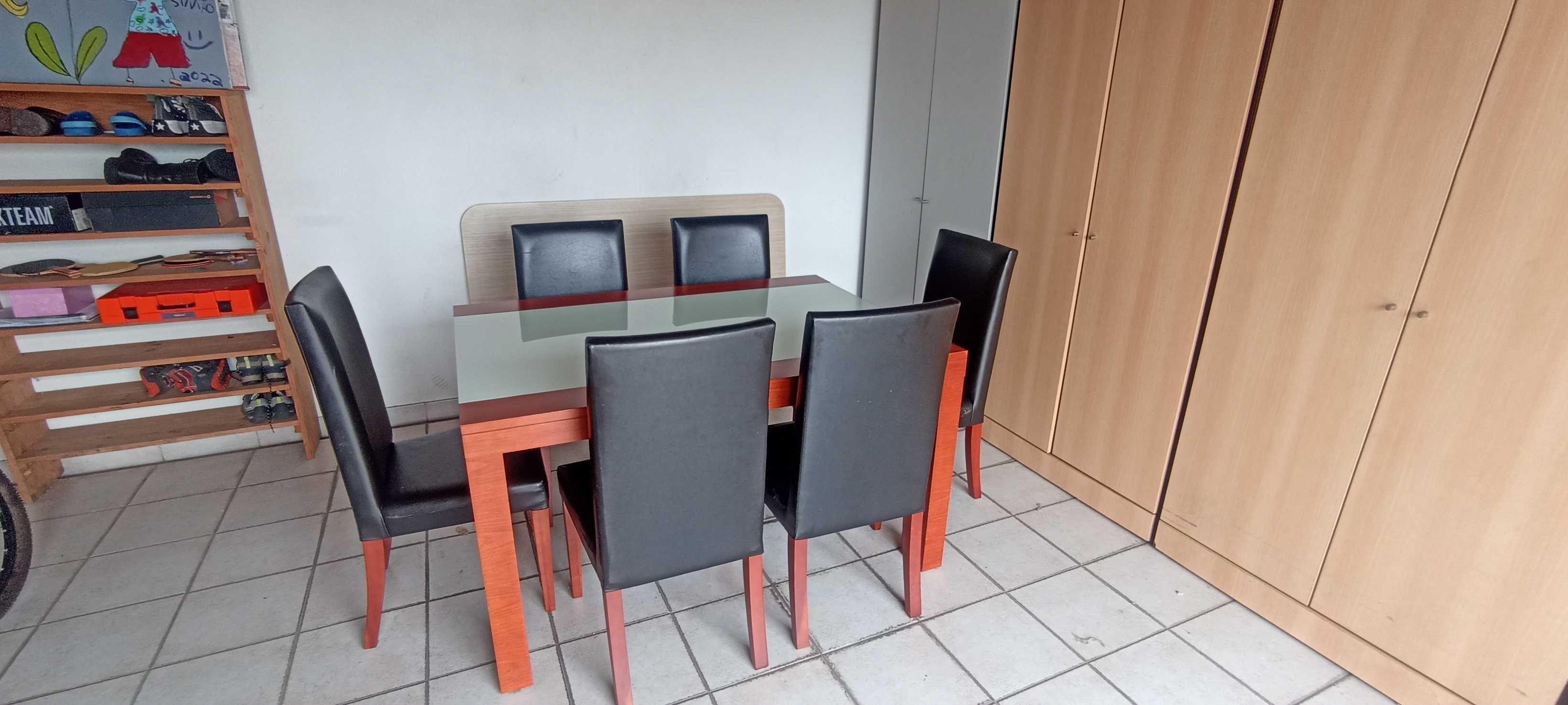 Mesa de jantar folheada a cerejeira