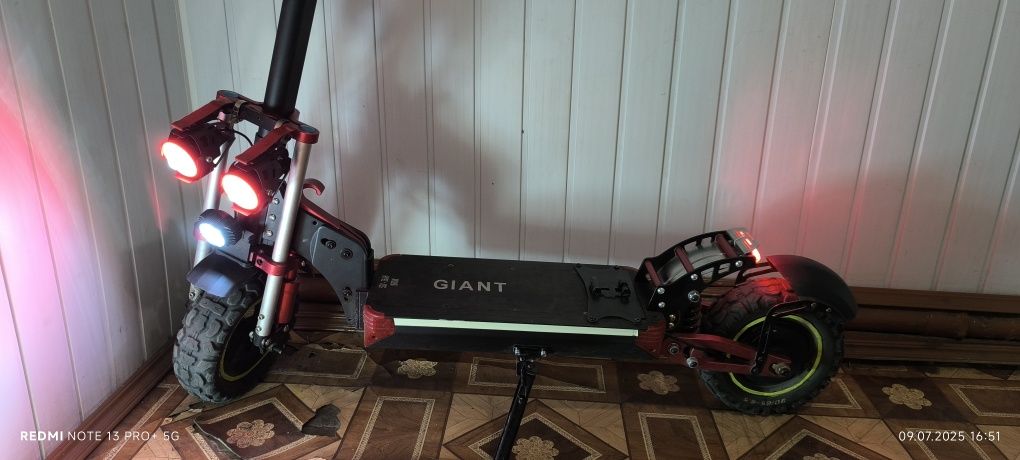 Электросамокат GIANT Outlander M11 (1600W 52V 26Ah