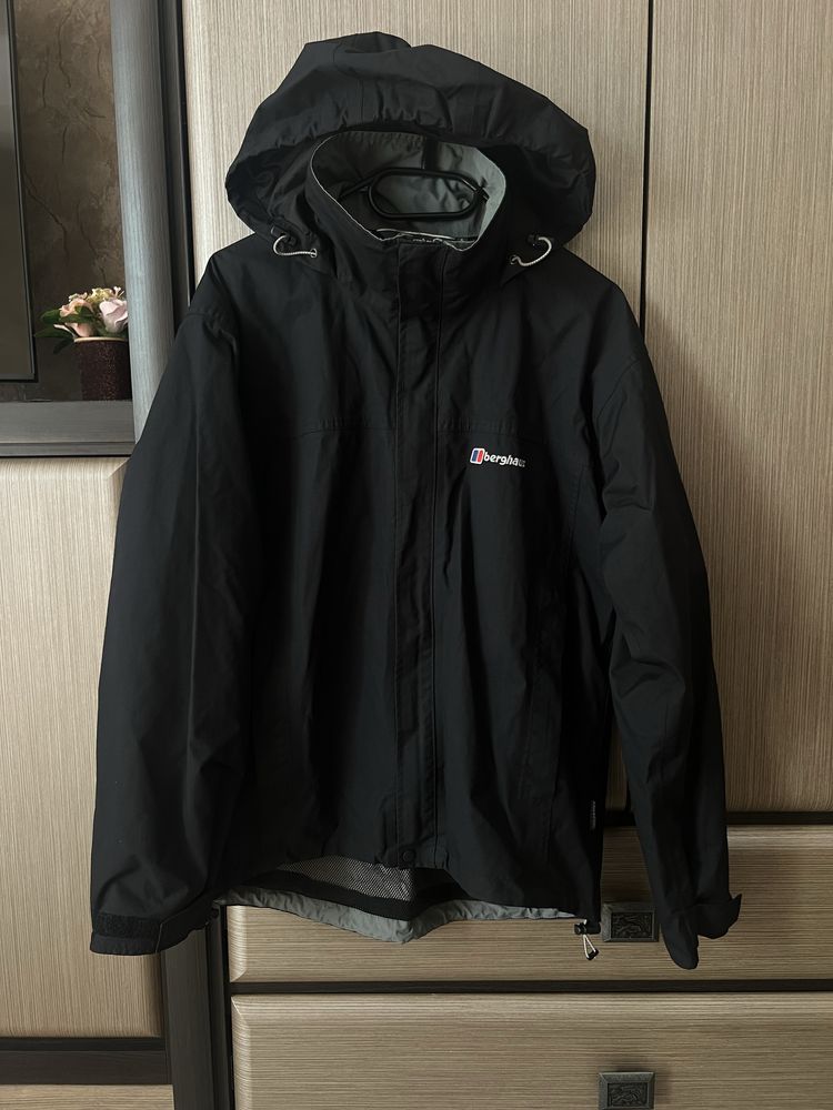 Чоловіча мембранна куртка Berghaus S розмір