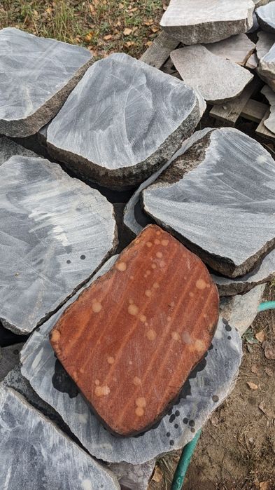 Kamień polny cięty na ścieżkę w ogrodzie podjazd alternatywa kostki