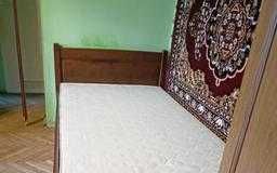 łóżko z materacem