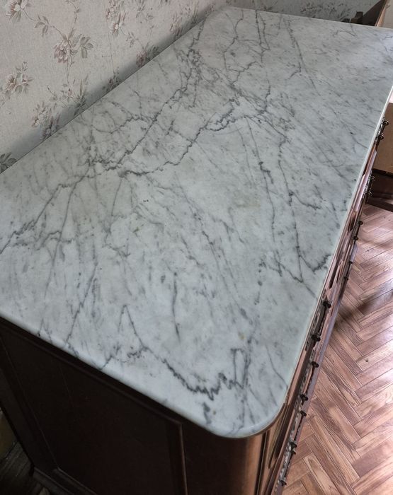 Cómoda muito antiga.