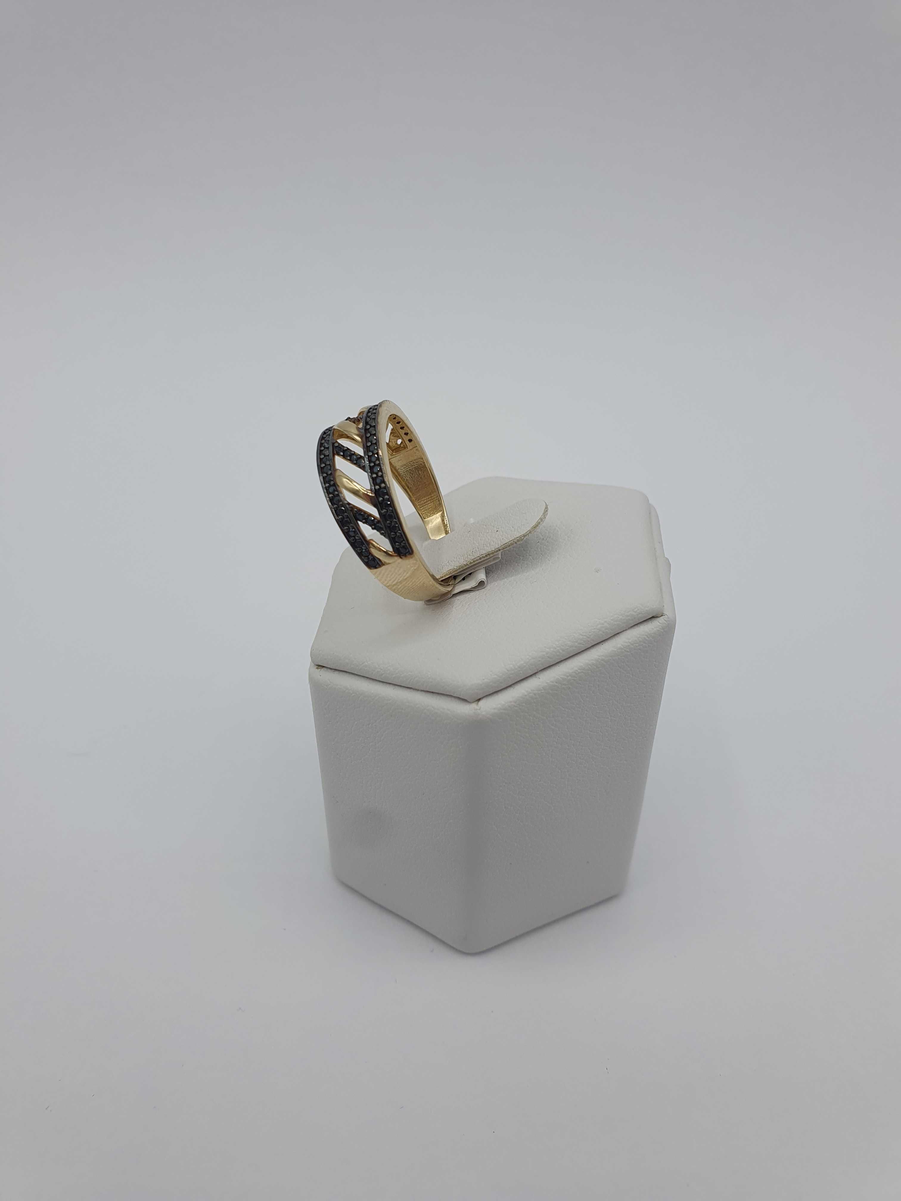 Złoty pierścionek z czarnymi cyrkoniami P: 585 / G: 2,96