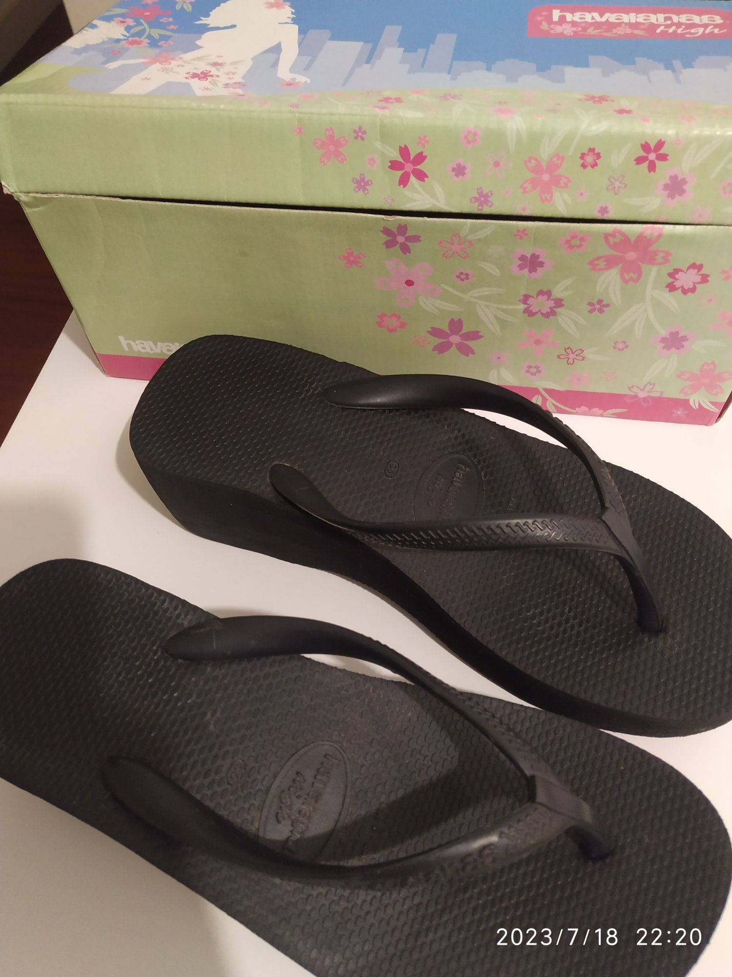 Havaianas pretas de cunha