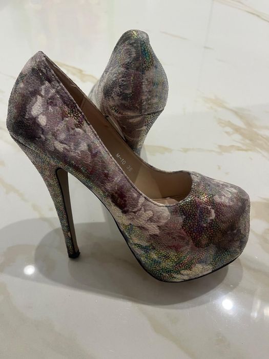 Sapatos altos florido