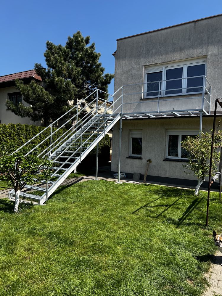 Schody metalowe zewnętrzne balkon podest