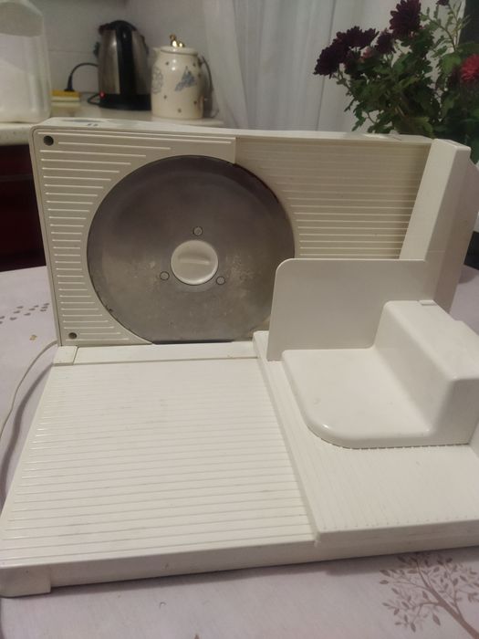 Хліборізка. ,м'ясо, овочерізка електрична , майже нова .Рівне.