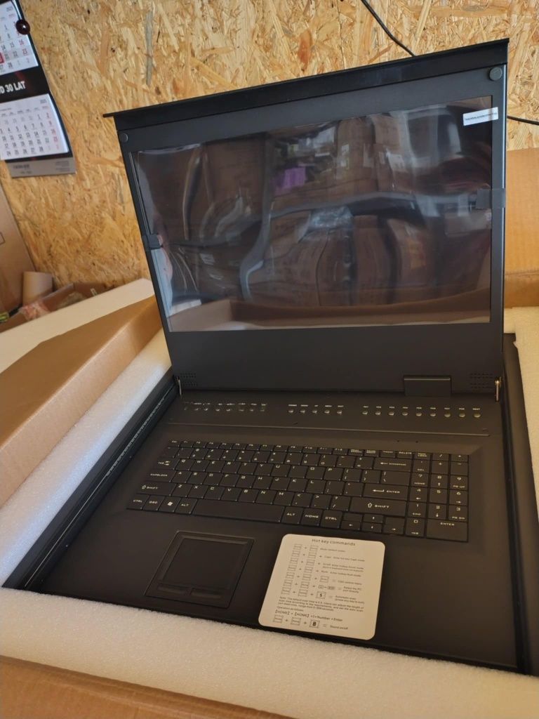 Przełącznik KVM do montażu w szafie rack z monitorem LCD 17,3 cala,