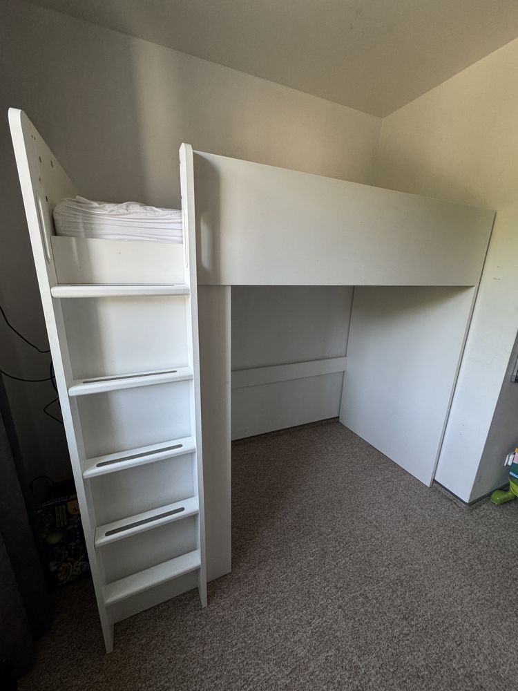 Łóżko na antresoli pietrowe Ikea Smastad Småstad z biurkiem