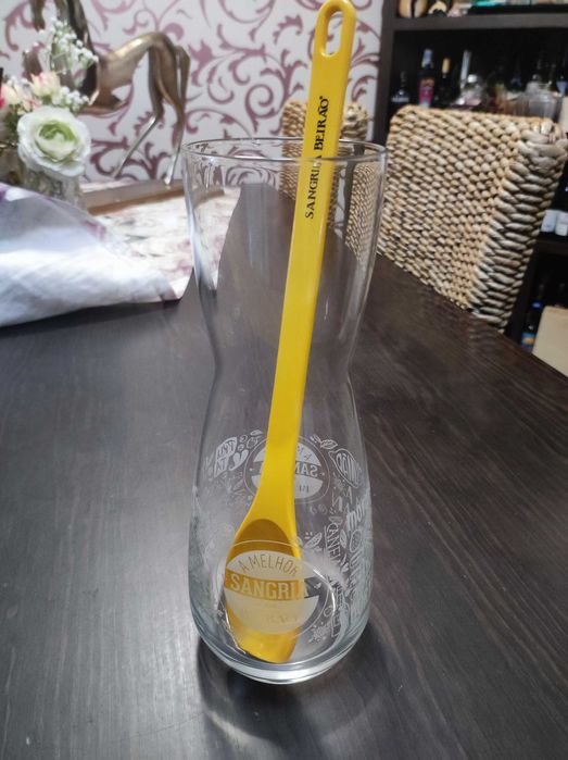 Jarro com colher para sangria