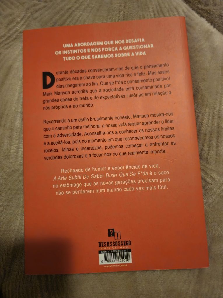 Livro "A arte subtil de saber dizer que se f*da" Mark Manson