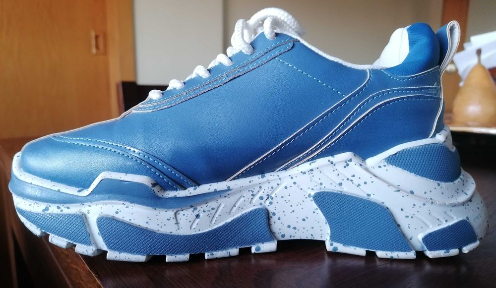 Sapatilhas lança perfume