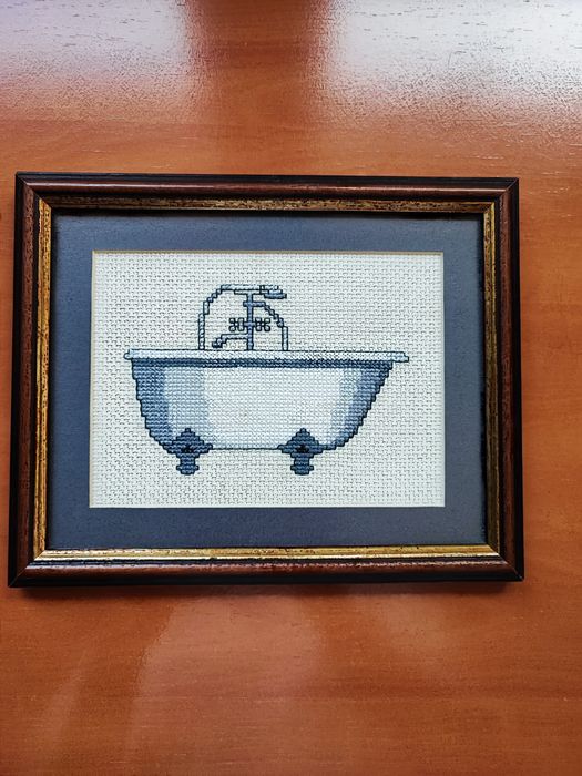 Quadro de bordado em ponto de cruz para decoração casa de banho